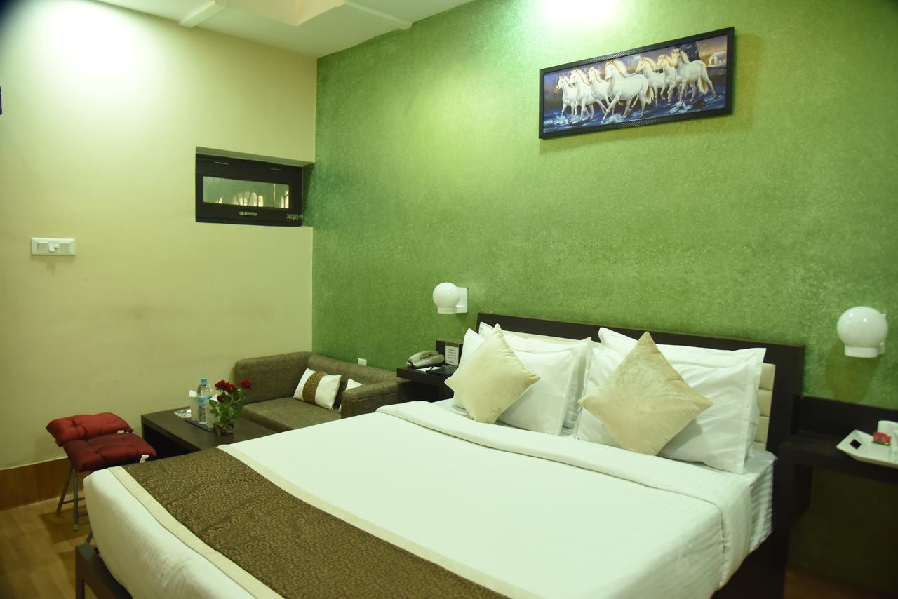 Rnb Select Vijay Delux Hotel Sultānpur Kültér fotó