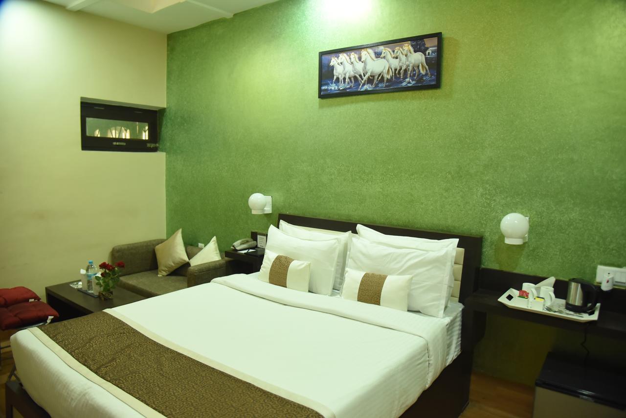 Rnb Select Vijay Delux Hotel Sultānpur Kültér fotó