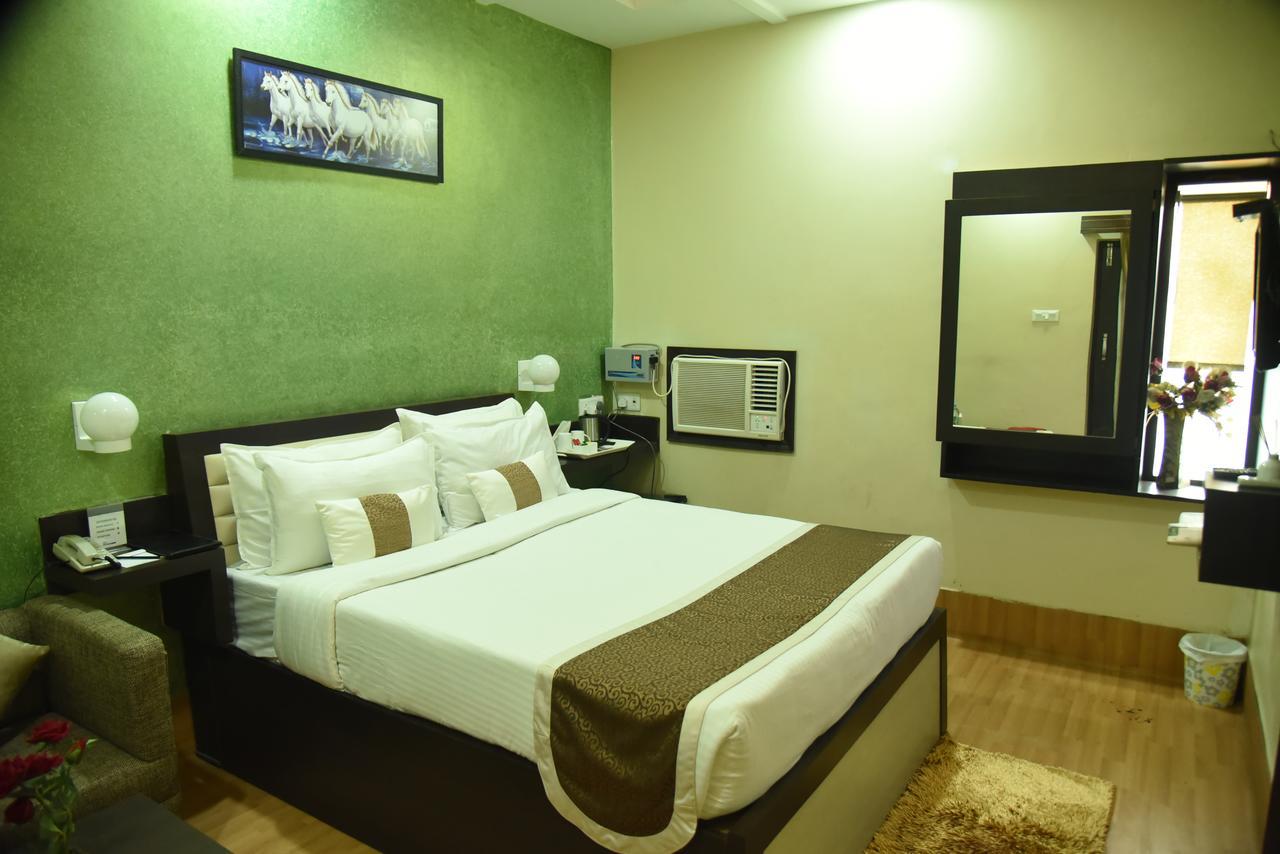 Rnb Select Vijay Delux Hotel Sultānpur Kültér fotó