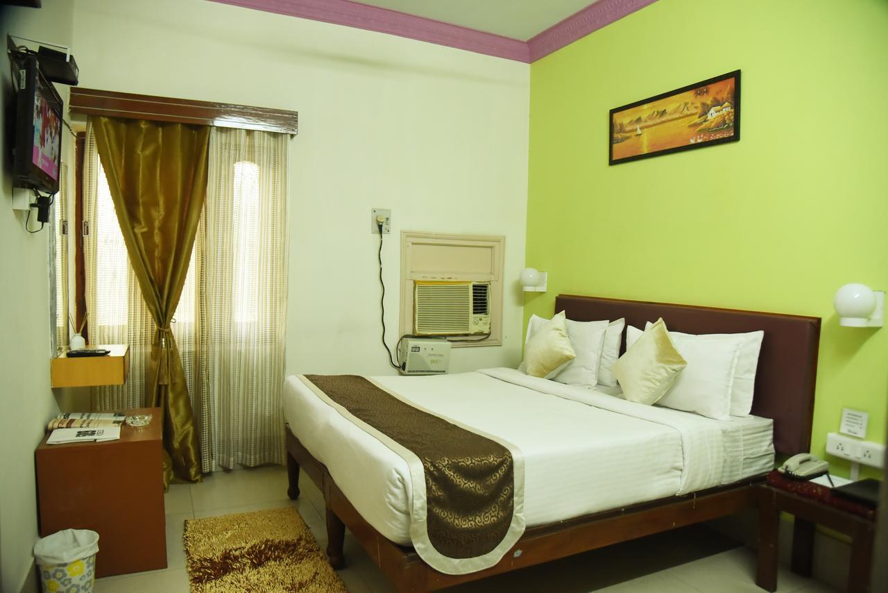 Rnb Select Vijay Delux Hotel Sultānpur Kültér fotó