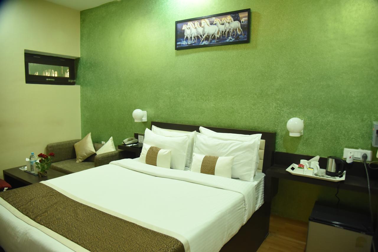 Rnb Select Vijay Delux Hotel Sultānpur Kültér fotó