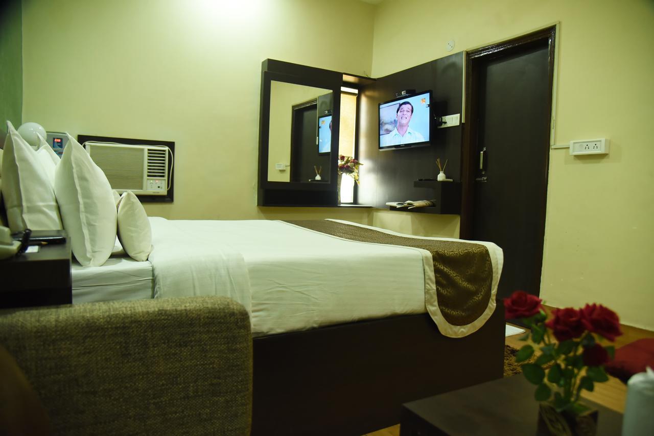 Rnb Select Vijay Delux Hotel Sultānpur Kültér fotó
