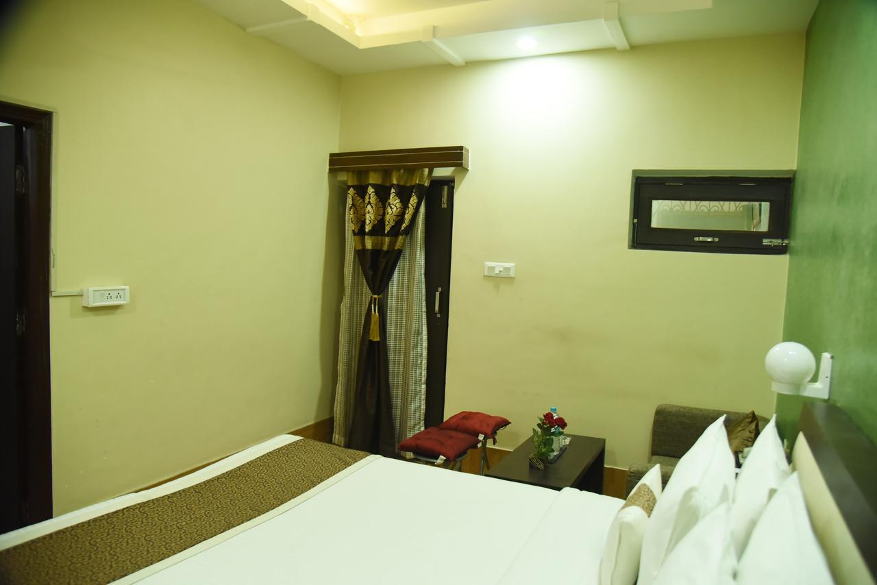 Rnb Select Vijay Delux Hotel Sultānpur Kültér fotó