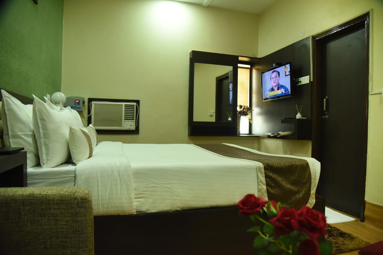 Rnb Select Vijay Delux Hotel Sultānpur Kültér fotó