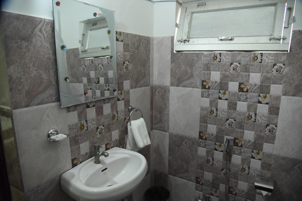 Rnb Select Vijay Delux Hotel Sultānpur Kültér fotó